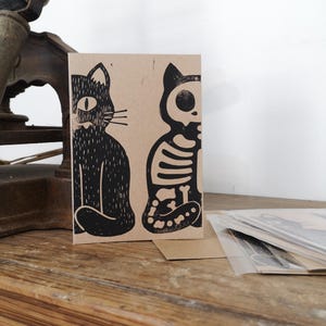 Carte chat squelette illustration linogravure