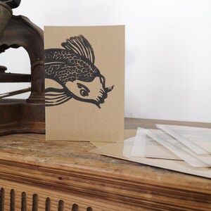Carte carpe koï linogravure