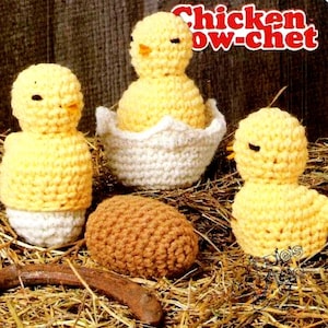 Könnte beinhalten: Drei gehäkelte gelbe Küken, eines in einer weißen gehäkelten Eierschale, mit einem braunen gehäkelten Ei. Der Text "Chicken Chow-chet" ist im Hintergrund.