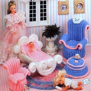 RUHESTANDSVERKAUF ** Vintage Häkelanleitung PDF Mode Puppe Home Decor Barbie Sindy Haus Mütter Ecke Kinderzimmer Wiege Krippe