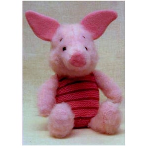Könnte beinhalten: Ein rosa Plüschschwein mit einem rot-weiß gestreiften Shirt. Das Schwein hat eine rosa Schnauze und kleine schwarze Augen.