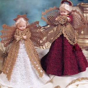 Può includere: Due ornamenti di angelo all'uncinetto, uno con un vestito bianco e ali dorate, l'altro con un vestito rosso e ali dorate. Entrambi gli angeli hanno i capelli biondi e tengono un cuore d'oro.