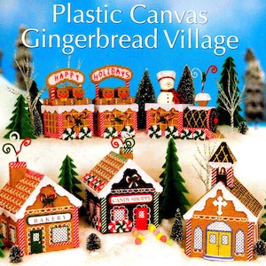 Puede incluir: Un kit de pueblo de jengibre de lona plástica con cinco edificios, incluyendo una panadería, una tienda de dulces, una iglesia y dos tiendas de regalos navideños. Los edificios están decorados con bastones de caramelo rojos y blancos, adornos de jengibre y glaseado blanco. El kit incluye instrucciones y todos los materiales necesarios para crear el pueblo.