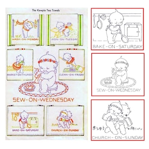 Könnte beinhalten: Ein Set aus sieben Vintage-Geschirrtüchern mit Illustrationen einer Kewpie-Puppe, die verschiedene Aufgaben ausführt. Die Handtücher sind mit den Wochentagen und der entsprechenden Aufgabe beschriftet, wie "Wash-on-Monday", "Iron-on-Tuesday", "Bake-on-Saturday", "Market-on-Thursday", "Clean-on-Friday", "Sew-on-Wednesday" und "Church-on-Sunday".