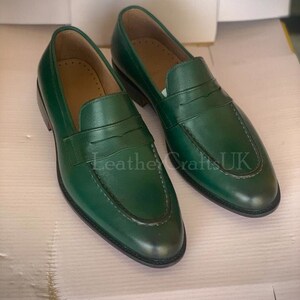 Handgemachter Herren echt grünes Leder Schlupf auf Penny Loafers Handarbeit & handgebrannt formal abgerundete Toe Leder Loafers Herren Loafers