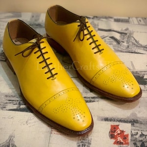 Hecho a mano para hombres Genuino amarillo gorra de cuero Toe Oxford Shoes Hecho a mano Brogue Encaje hasta zapatos formales de cuero Oxford Shoes para hombres Zapatos de hombre