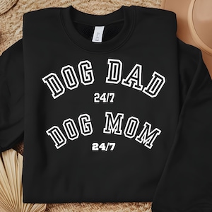 Mamá y papá de perro 24/7 SVG / Fuente universitaria universitaria / Archivo de corte minimalista para padres de mascotas + Diseño ADICIONAL para mamá y papá de gato - Regalo para el Día de la Madre