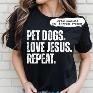 Può includere: T-shirt nero con la scritta bianca "PET DOGS. LOVE JESUS. REPEAT." Nell'angolo in alto a destra c'è un avviso di download digitale. La maglietta ha maniche corte e girocollo.