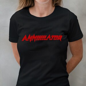 Op de afbeelding: Een zwart T-shirt met een rode "Annihilator" print op de voorkant.