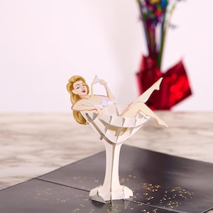 Carte pop-up martini sexy | Carte de célébration de cocktail 3D pour un anniversaire, un anniversaire, un enterrement de vie de jeune fille | Cadeau amusant pour les amateurs de Martini, elle et ses amis