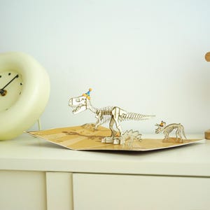Fossile d'anniversaire de dinosaure T-Rex drôle pop-up | Dino mignon - Joyeux anniversaire fossile | Cartes d'anniversaire pour hommes et femmes, thème jurassique, 50 ans