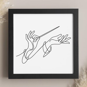 Könnte beinhalten: Gerahmter Kunstdruck mit einer minimalistischen Strichzeichnung der Hände eines Dirigenten und seines Dirigentenstabes. Das Kunstwerk in Schwarz ist eine durchgehende Linie auf weißem Hintergrund und schafft eine moderne Ästhetik. Ideal für Musikliebhaber und die Inneneinrichtung.