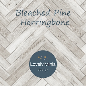 Może przedstawiać: Wzór podłogi z bielonego sosnowego drewna w jodełkę. Podłoga jest biała z jasnoszarym usłojeniem drewna. Obraz zawiera niebieskie koło z tekstem "Lovely Minis design" i pięć złotych gwiazdek.