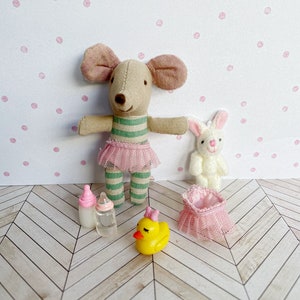 Conjunto de bebê em miniatura para casa de bonecas com tutu-slip e margarida, pato de banho, duas mamadeiras, coelho de pelúcia, escala 1/12, adequado para ratos Maileg