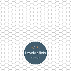 Op de afbeelding: Een witte achtergrond met een herhalend patroon van grijze zeshoeken. De tekst "Lovely Minis design" staat in een blauwe cirkel met vijf gouden sterren.