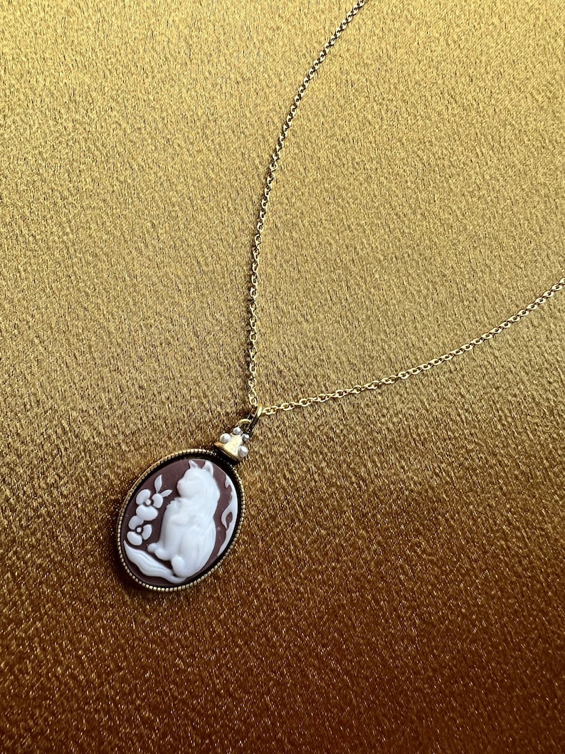 Cat Cameo Gold Necklace zdjęcie 1