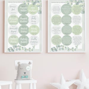 Puede incluir: Dos impresiones enmarcadas con texto inspirador y acentos botánicos. Las impresiones presentan un fondo blanco con diseños circulares verdes y texto. Una pequeña silla blanca con un cojín con forma de oso y dos cojines blancos con forma de estrella están frente a las impresiones.