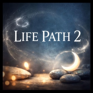 Op de afbeelding: Een artistieke digitale afbeelding met de tekst "LIFE PATH 2" in het wit. De achtergrond is een donkerblauwe en zwarte gradiënt met sprankelende witte accenten. Een gloeiende halve maan en stenen staan op de voorgrond.