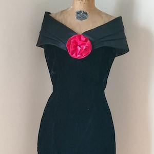 Vintage 1980er Kleid - 80er Jahre Gunne Sax Dress Schwarzer Samt Schulterfrei mit Satin Rose