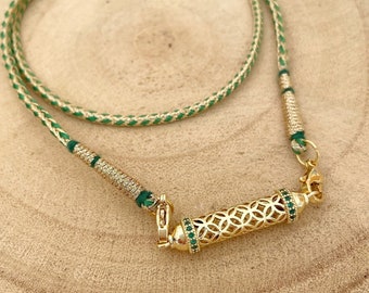 Collana talismano placcato in oro 18 carati con intricato amuleto a botte placcato in oro dettagliato su cordoncino indiano Dori verde e oro