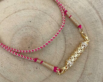 Collana talismano placcato in oro 18 carati con intricato amuleto a botte dettagliato placcato in oro su cordoncino indiano Dori rosa e oro