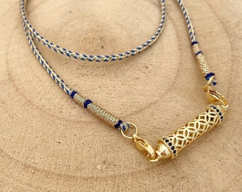 Collana talismano placcato in oro 18 carati con intricato amuleto a botte placcato in oro dettagliato su cordoncino indiano Dori blu e oro