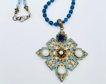 Collier pendentif français antique rare, grand pendentif de forme carrée en émail bleu/plaqué or, design complexe de style Art déco et chaîne de perles