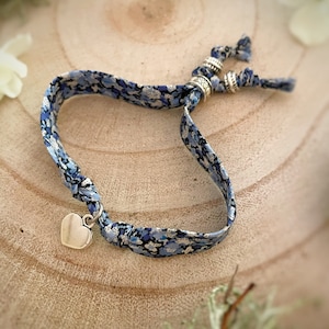 Pulsera de tela con dijes Liberty of London. Elige tus dijes: estrellas, corazones, iniciales y trébol de la suerte.