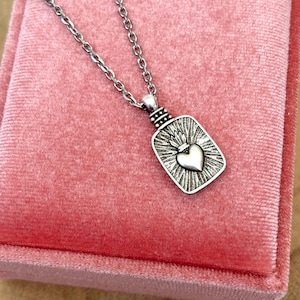 Rechteckiger Sterling Silber vergoldeter Ex-Voto Herz / Sacred Heart Talisman Anhänger & Kabelkette aus Edelstahl 304