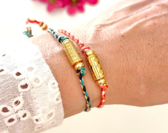 Piccolo braccialetto con cordino intrecciato e talismano dell'amore placcato oro 14k su cordini colorati a scelta con perline placcate oro 18k e 24k