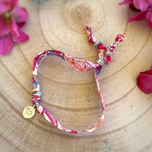 Pulsera de tela con dijes Liberty of London. Elige tus dijes: estrellas, corazones, iniciales y trébol de la suerte.