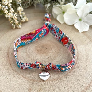 Pulsera de tela con dijes Liberty of London. Elige tus dijes: estrellas, corazones y trébol de la suerte.