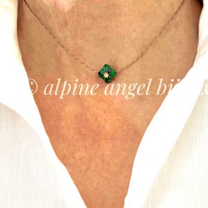 Edelsteen klaverchoker | Iriserende koordketting | Gold filled sluiting