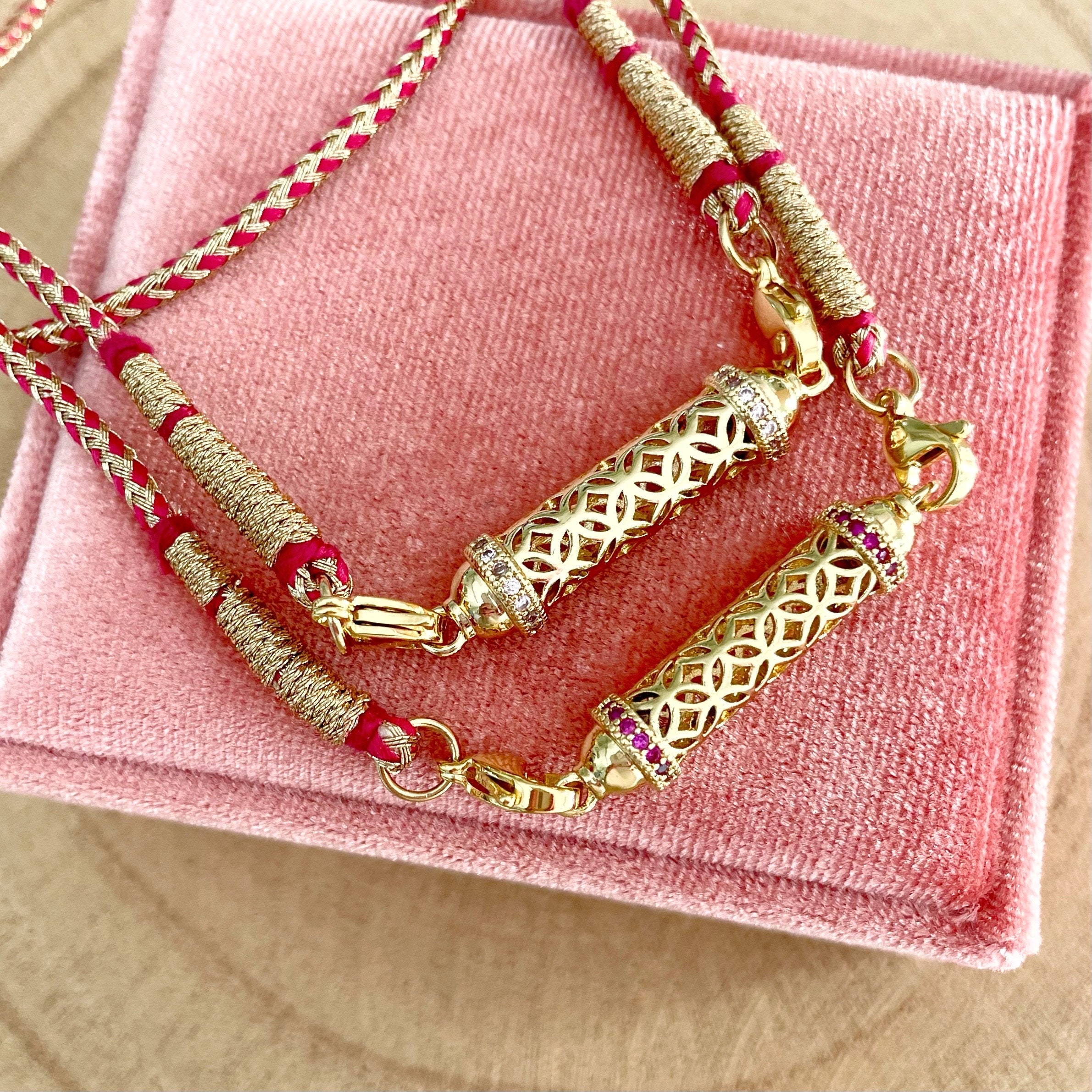Collier talisman en plaqué or 18 carats avec amulette tonneau détaillée en plaqué or complexe sur cordon de Dori indien rose et or, collier Grigri