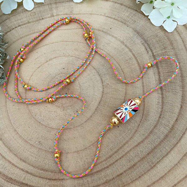 Collana talismano con pendente a botte dettagliato in smalto colorato malocchio con perline placcate in oro 24k su cordone intrecciato