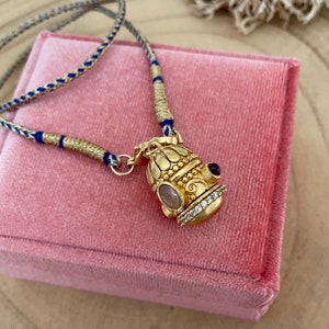 Amulette indienne protectrice purifiante talisman en plaqué or 24 carats avec quartz fumé et pierres précieuses de grenat, cristaux de zircone sur dori indien, grigri