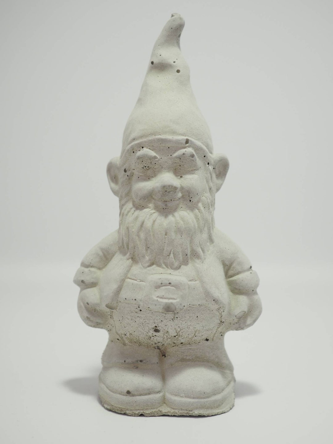 Kleiner Gartenzwerg aus Beton; garden gnome; Gartenzwerg; gnome