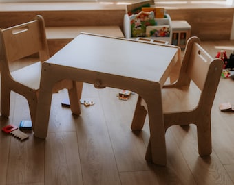 Kinder Holztisch PETINKA mit Optionen für Rollpapierhalter und Stifthalter. Stühle werden in verschiedenen Angeboten verkauft.