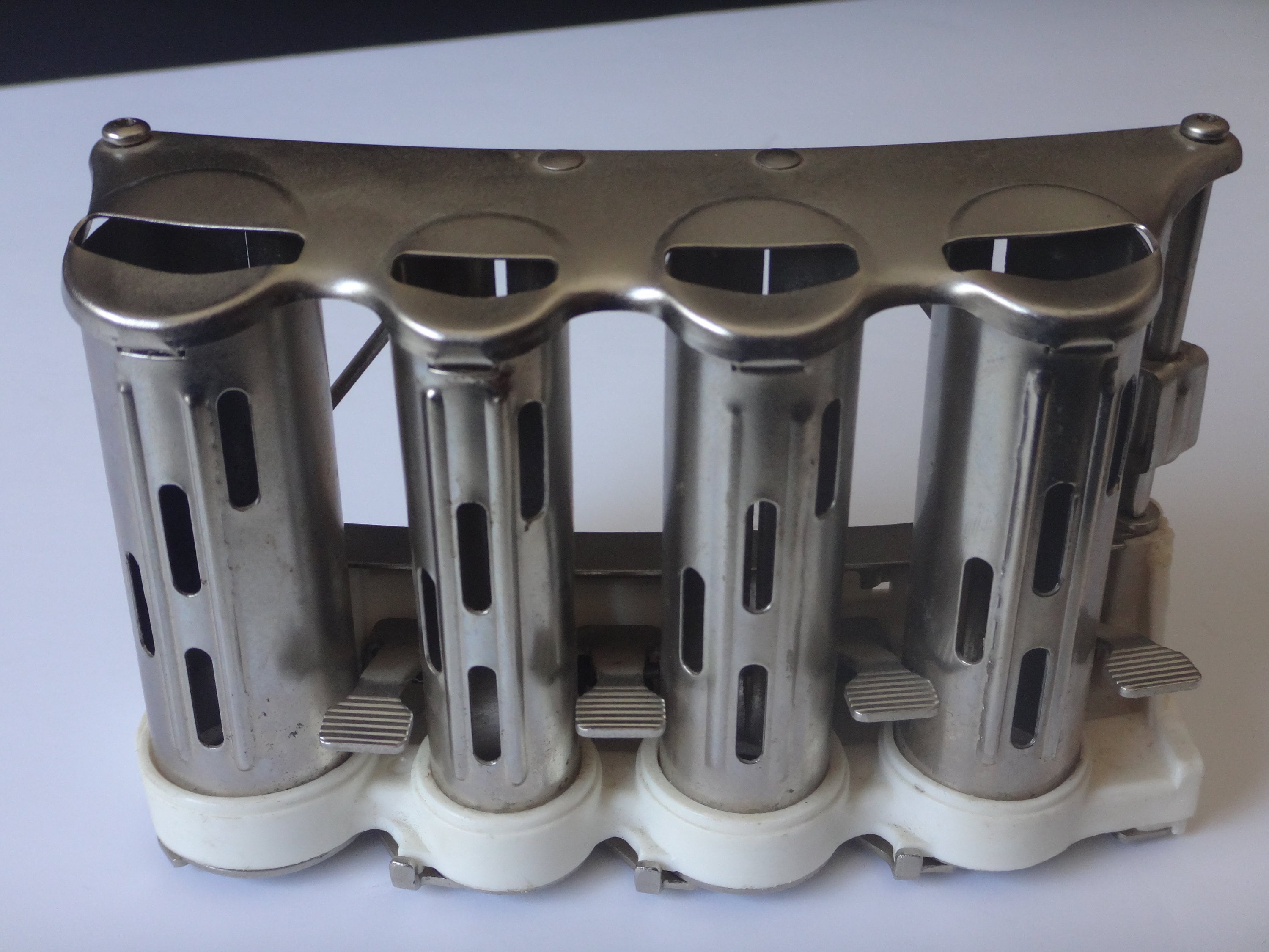 Belt quarter clearance dispenser