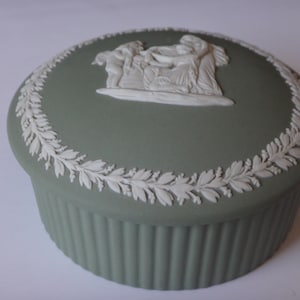 Wedgwood green jasperware round jewelry box with lid, ribbed sides, vintage
