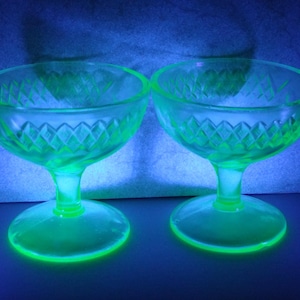 Könnte beinhalten: Zwei vintage Dessert-Schalen aus Uran-Glas mit Diamantmuster. Die Schalen sind leuchtend grün und haben ein geriffeltes Design.