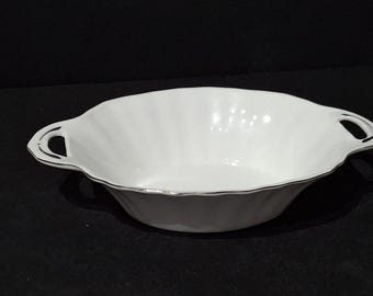 ロイヤルアルバート社製、ファインボーンチャイナのシャンティリー柄のオーバル型オープンボウル（野菜用／サービングボウル）。