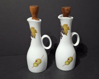 Zabytkowe butelki na oliwę i ocet z delikatnej porcelany Royal Worcester Evesham. Z motywem czarnej porzeczki, maliny i oliwki.