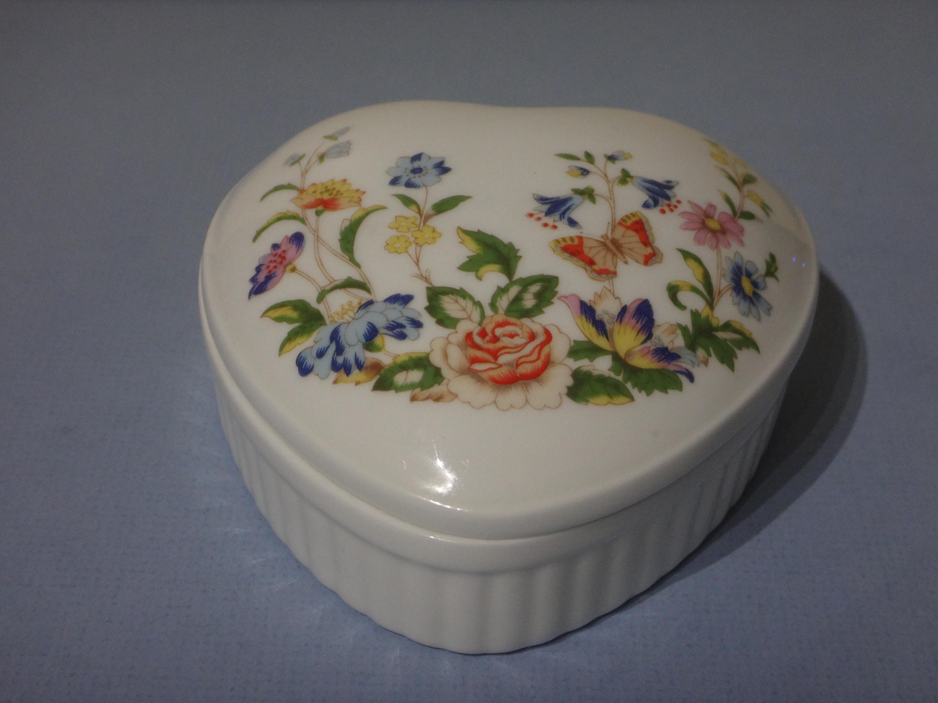 ヴィンテージ Aynsley Fine Bone China「コテージガーデン」ハート型 