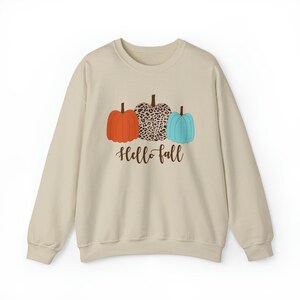 Hallo herfst oranje, luipaard en blauw Three Pumpkins Heavy Blend™ sweatshirt met ronde hals