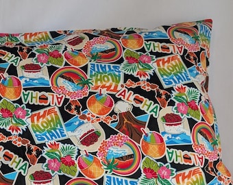 Federa nera con collage di adesivi nostalgici di ghiaccio tritato, poke, musubi, "Aloha" e isole hawaiane / Fatto a mano / 100% cotone