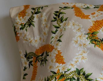 Federa beige con Lei: Ilima arancione, Maile verde e uva di mare e Plumeria bianca / Fatta a mano / 100% cotone
