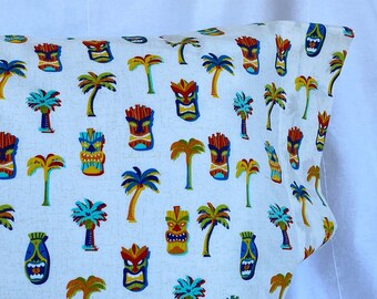 Witte kussensloop met retro-geïnspireerde tikihoofden en palmbomen | Handgemaakt | 100% katoen