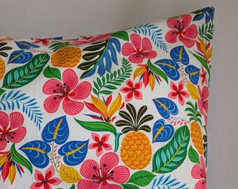 Federa bianca con vivaci fiori tropicali contemporanei, fogliame e ananas / Fatta a mano / 100% cotone