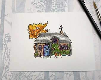 Può includere: Un'illustrazione disegnata a mano di un piccolo cottage con una porta blu, un tetto in ardesia e un pennone. Il cottage è circondato da verde e un albero giallo.